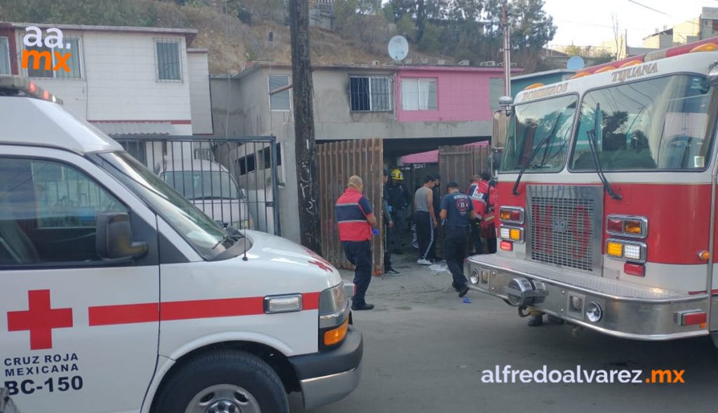 Intenta-rescatar-pertenencias-de-su-casa-incendiada-y-se-quema