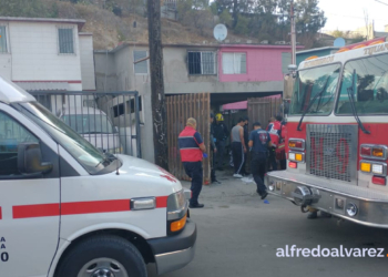 Intenta-rescatar-pertenencias-de-su-casa-incendiada-y-se-quema