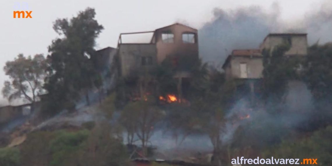 Fuerte-incendio-consume-cinco-casas-y-un-auto