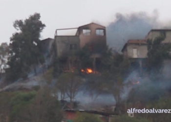 Fuerte-incendio-consume-cinco-casas-y-un-auto