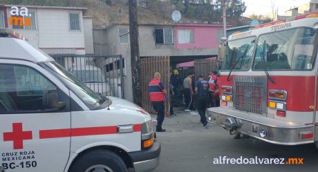 Intenta rescatar pertenencias de su casa incendiada y se quema