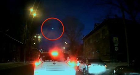 VIDEO: Captan explosión de meteoro en el cielo