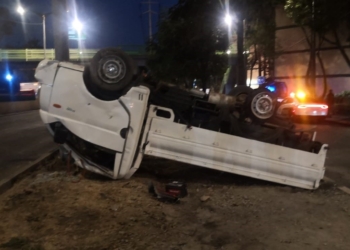 tras-volcadura-le-descubren-200-tabiques-de-cocaina