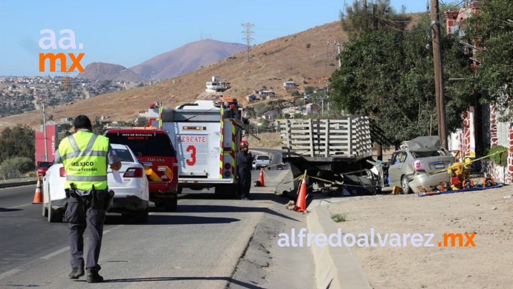 pareja-muere-al-impactarse-en-su-auto-contra-un-camion