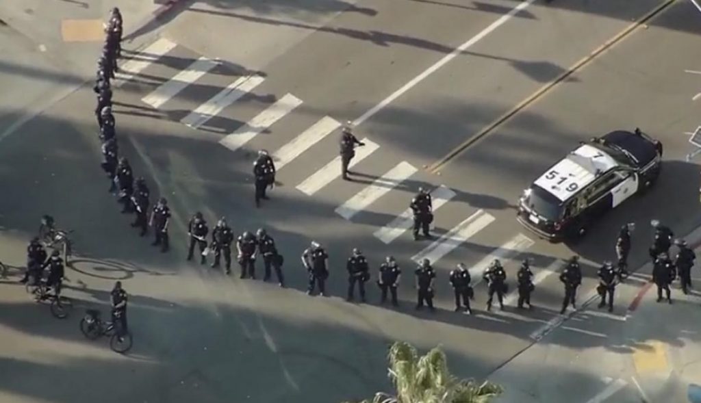Manifestantes-pro-Trump-agreden-a-policías-de-San-Diego