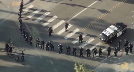 Manifestantes pro-Trump agreden a policías de San Diego