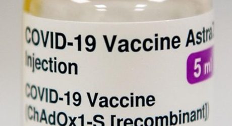 No deben aplicar vacuna de AstraZeneca a mayores de 65 años