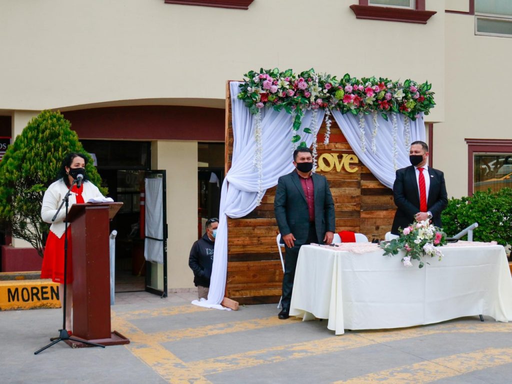 ARACELI BROWN ENCABEZA CEREMONIA DE MATRIMONIO COLECTIVOS 2021