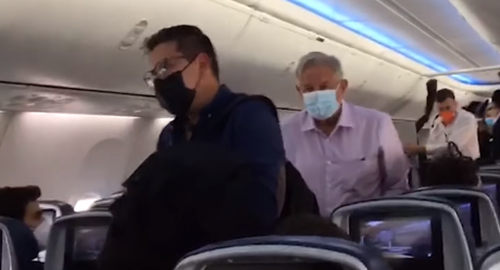 VIDEO: Insultan y gritan a AMLO en vuelo comercial donde viajaba