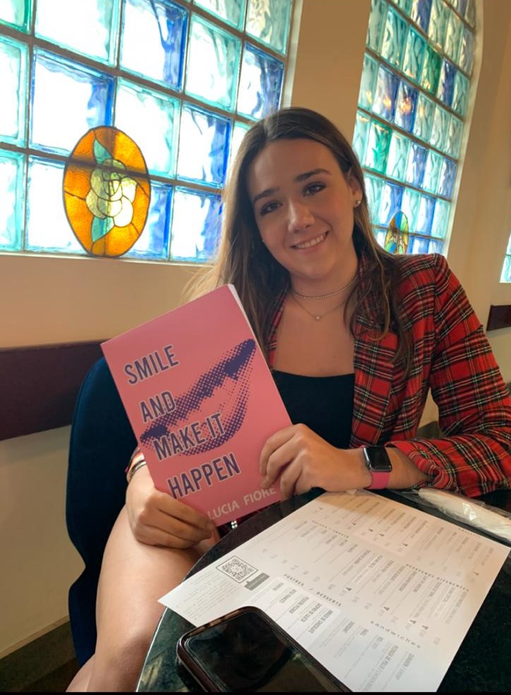 Escritora Lucia Fiore con su libro Smile and Make it Happen