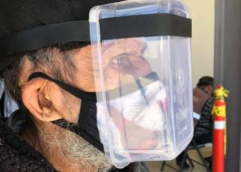 ABUELITO ACUDE A VACUNARSE CON CARETA FABRICADA POR éL Y CONMUEVE