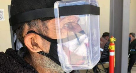 Abuelito acude a vacunarse con careta fabricada por él y conmueve
