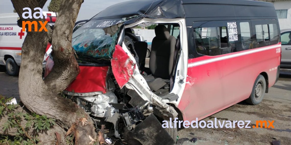 APARATOSO ACCIDENTE DE TAXI LLENO DE PASAJEROS