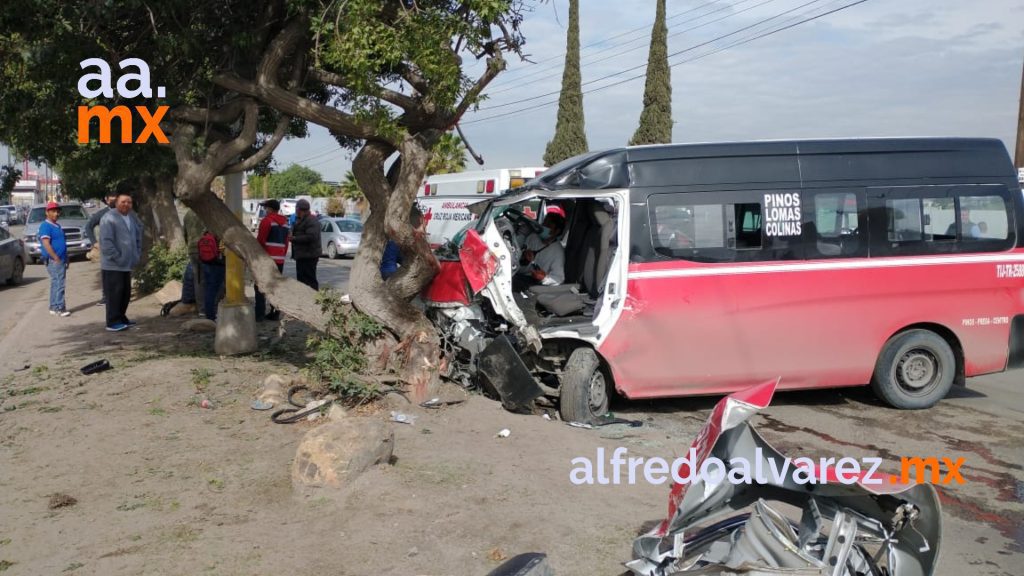 APARATOSO ACCIDENTE DE TAXI LLENO DE PASAJEROS APARATOSO ACCIDENTE DE TAXI LLENO DE PASAJEROS