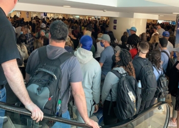 EN EL AEROPUERTO DE CANCúN NO EXISTE LA SANA DISTANCIA