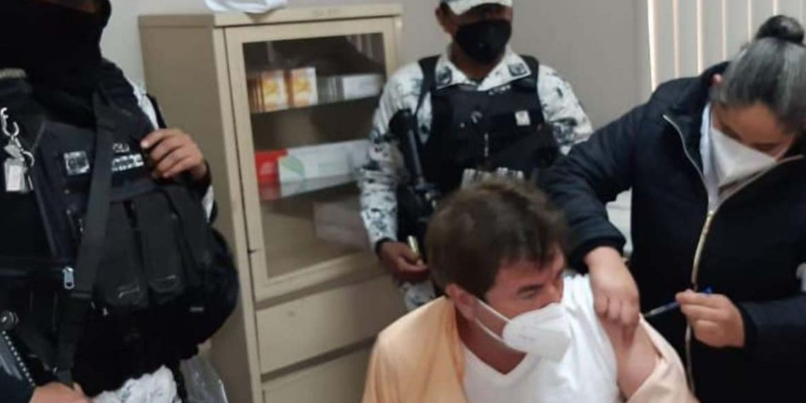 ALCALDE SE SALTA TURNO Y SE VACUNA CONTRA COVID-19; DESATA POLéMICA