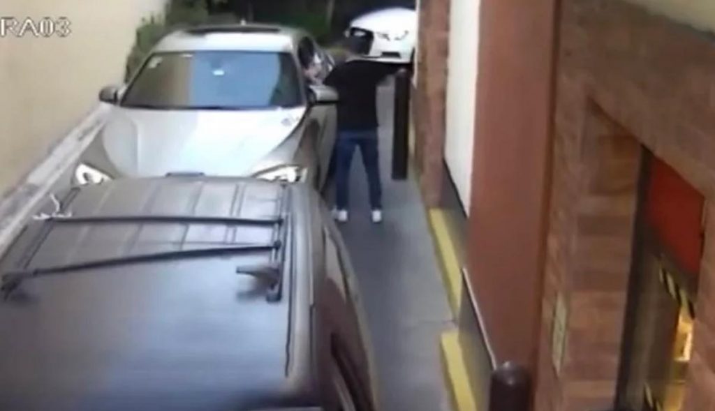 VIDEO-Así-asaltan-en-fila-de-autos-en-McDonald's