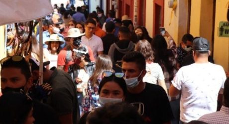 Abarrotan el Callejón del Beso en plena pandemia