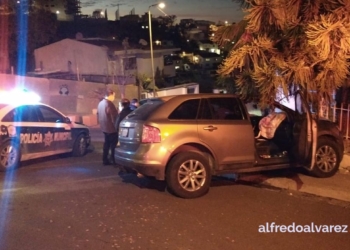 PIERDE EL CONTROL DE CAMIONETA EN RAMPA Y CHOCA BARDA