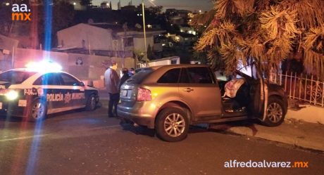 Pierde el control de camioneta en rampa y choca barda