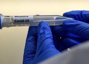 AUTORIZAN INFECTAR CON COVID-19 A VOLUNTARIOS SANOS PARA PROBAR FáRMACOS