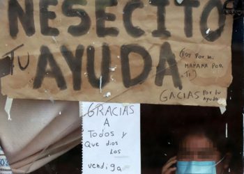 FAMILIA SE CONTAGIA POR COVID-19; PIDE AYUDA DESDE LA VENTANA