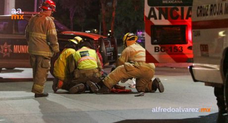 Cae desde puente peatonal y se fractura