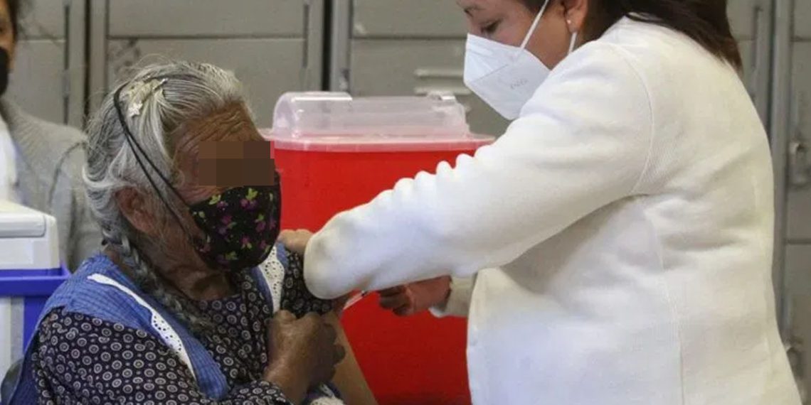 ABUELITOS PRESENTAN REACCIONES GRAVES TRAS SER VACUNADOS CONTRA COVID-19