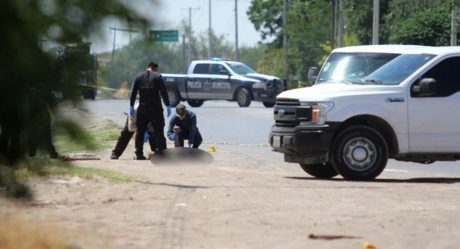 Hermanos iban a bordo de camioneta, los emboscan y los matan