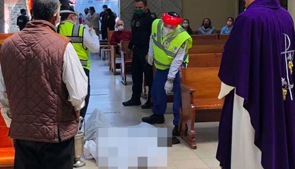 Ingresa-de-rodillas-a-iglesia-y-muere-frente-al-altar