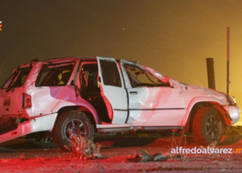 MUERE POLICíA Y ACOMPAñANTE TRAS VOLCADURA; SALEN PROYECTADOS