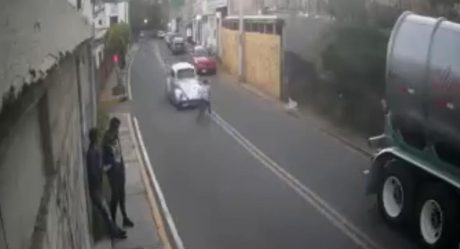 VIDEO: Auto atropella a niño a bordo de bicicleta; está grave