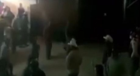 VIDEO: Pelea campal en palenque deja una víctima