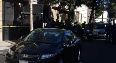 Enfrenta a balazos a ladrones en su casa y mata a uno