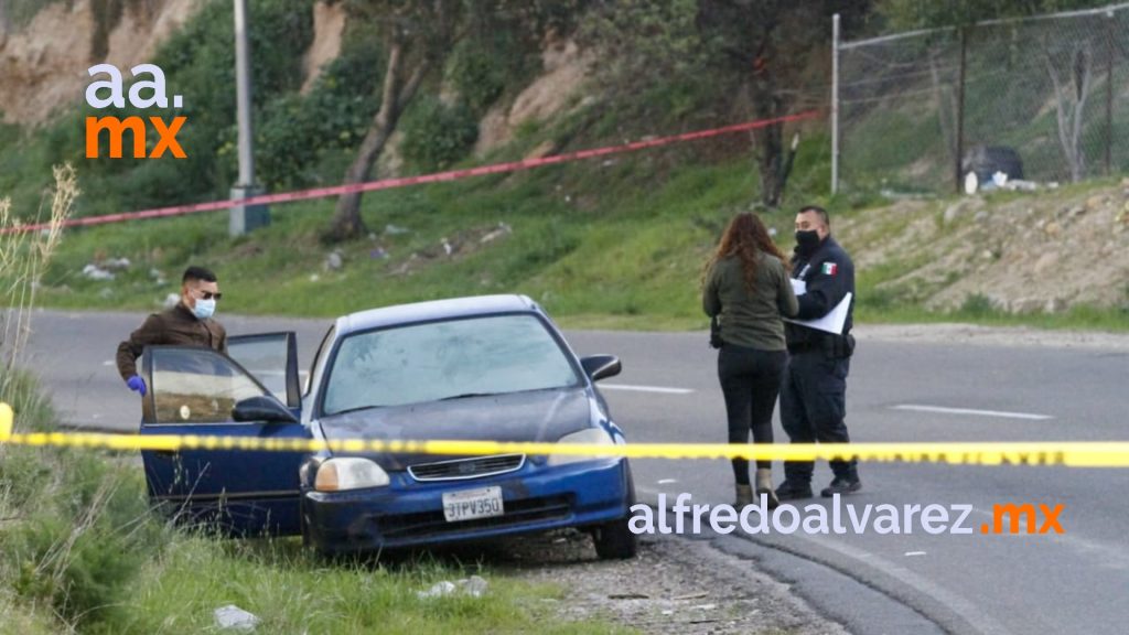 ABANDONAN AUTO CON CADáVER AL INTERIOR