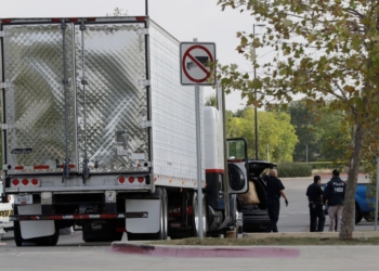 BUSCAN TRáILER CON MIGRANTES TRAS DESGARRADORA LLAMADA