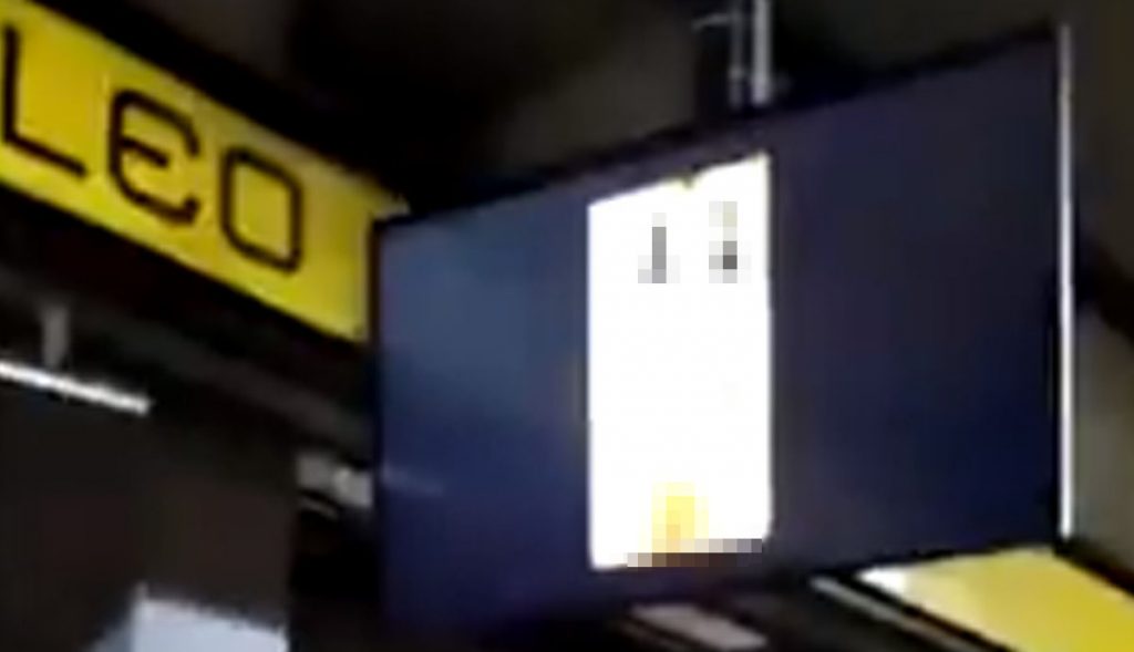 Proyectan-video-porno-en-pantalla-de-transporte-público