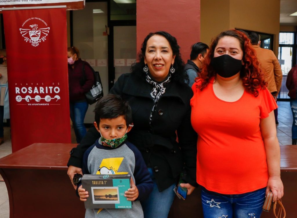 ENTREGA ARACELI BROWN EQUIPOS ELECTRóNICOS A ESTUDIANTES DE PRIMARIA