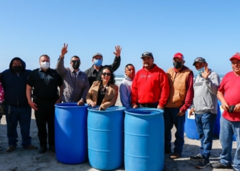 ARACELI BROWN RECIBE DONATIVO DE CONTENEDORES PARA BASURA