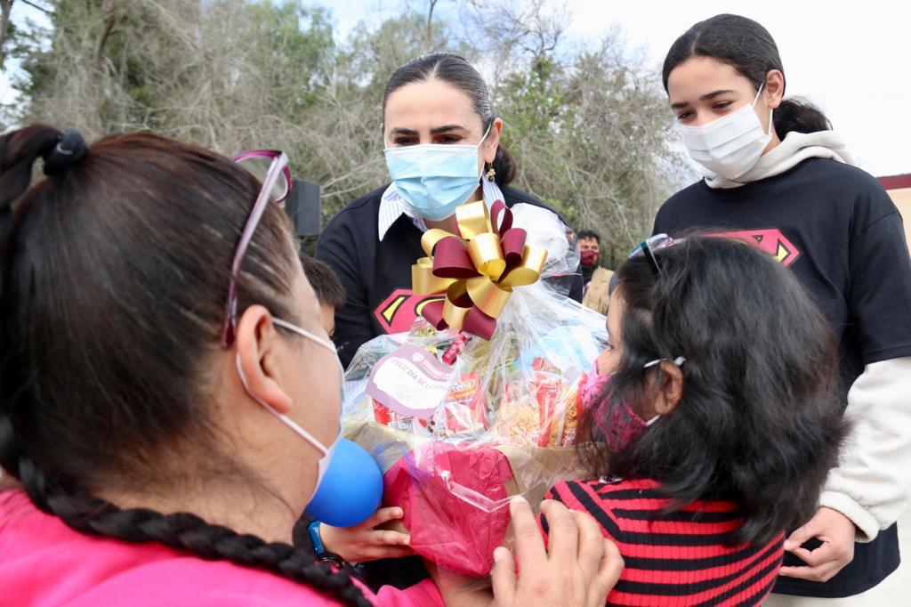 CONVIVE KARLA RUIZ CON FAMILIAS EN PARQUE MORELOS