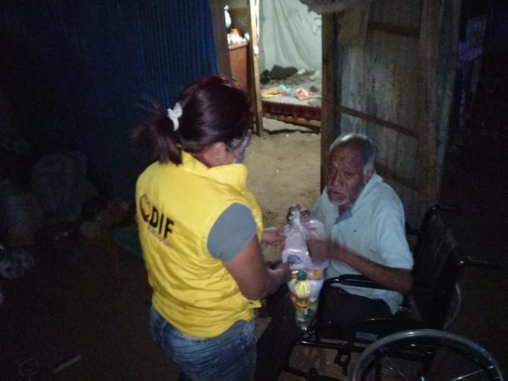 VIDEO: NIñOS VIVEN CON SU ABUELITO Y LO LLEVAN A VACUNAR EN CARRIOLA