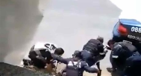 VIDEO: Captan último momento de vida de policías emboscados