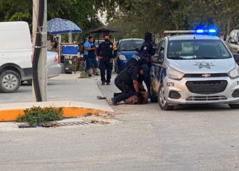 POLICíAS ROMPIERON LA COLUMNA A MUJER QUE SOMETIERON EN TULUM