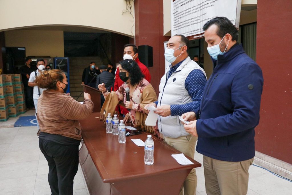 araceli-brown-entrega-apoyos-para-pequenos-emprendedores