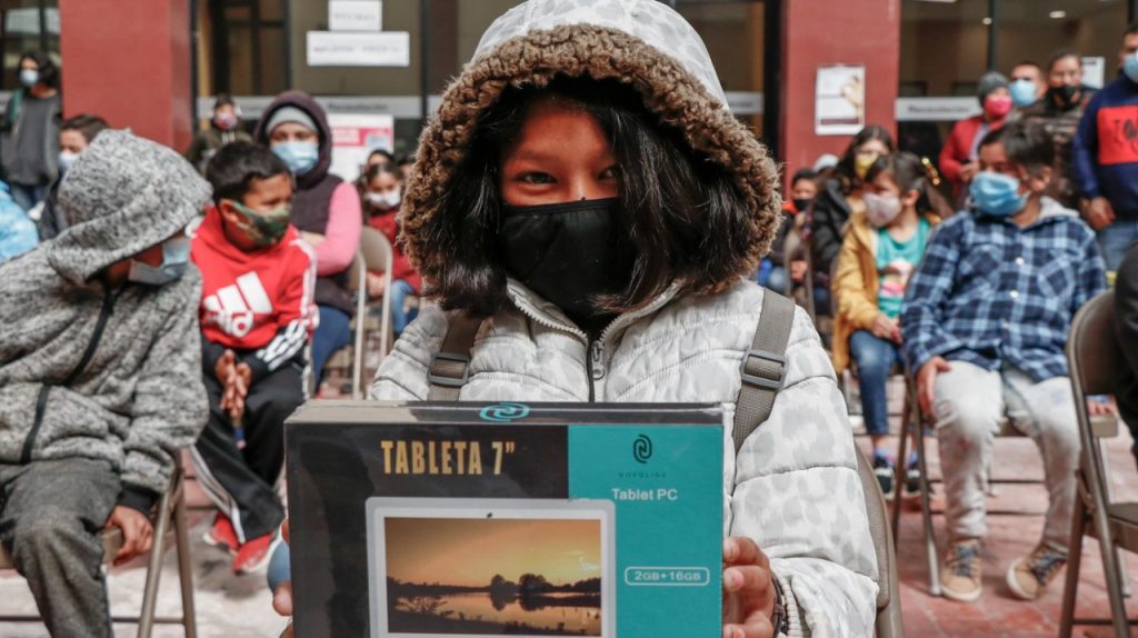 ENTREGA ARACELI BROWN EQUIPOS ELECTRóNICOS A ESTUDIANTES DE PRIMARIA