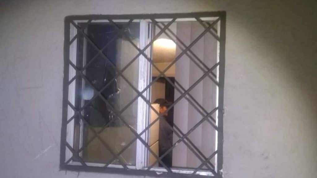 le-disparan-a-traves-de-la-ventana-de-su-casa