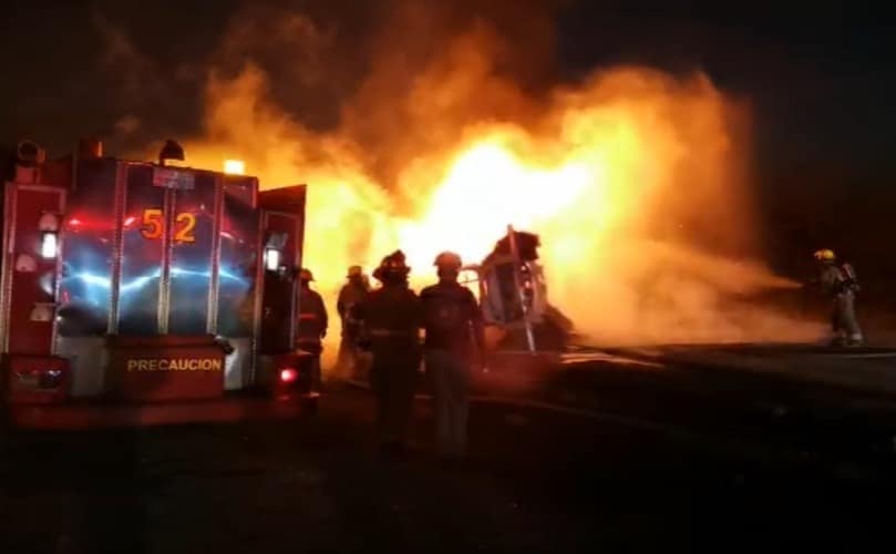 varios-muertos-tras-choquezazo-entre-pipa-y-camion-de-pasajeros