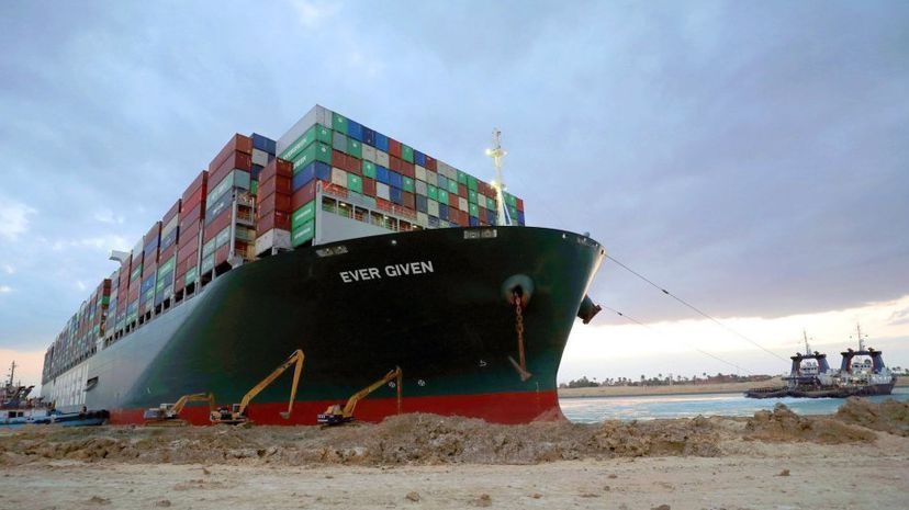 LIBERAN CANAL DE SUEZ, EL 'EVER GIVEN' REFLOTA