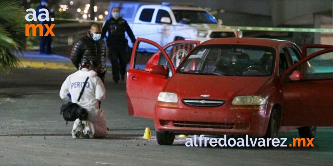 LE DISPARAN 4 VECES MIENTRAS ESTABA EN SU AUTO