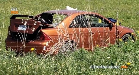 Joven circula a exceso de velocidad y ataca a policías